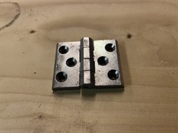 Brugt hængsel 77 x  60 x 8 mm.(Kun 10 stk.)