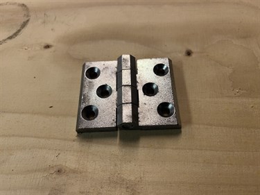 Brugt hængsel 77 x  60 x 8 mm.(Kun 10 stk.)